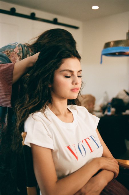 tisfey's tweet photo. Ela milita na capa do EP;
Ela milita na capa da revista;
Ela milita fazendo publi pra Rare Beauty;
Ela milita no camarim fazendo as unhas e o cabelo;
THIS IS SELENA GOMEZ- eu amo. https://t.co/TPIQjnJBrX