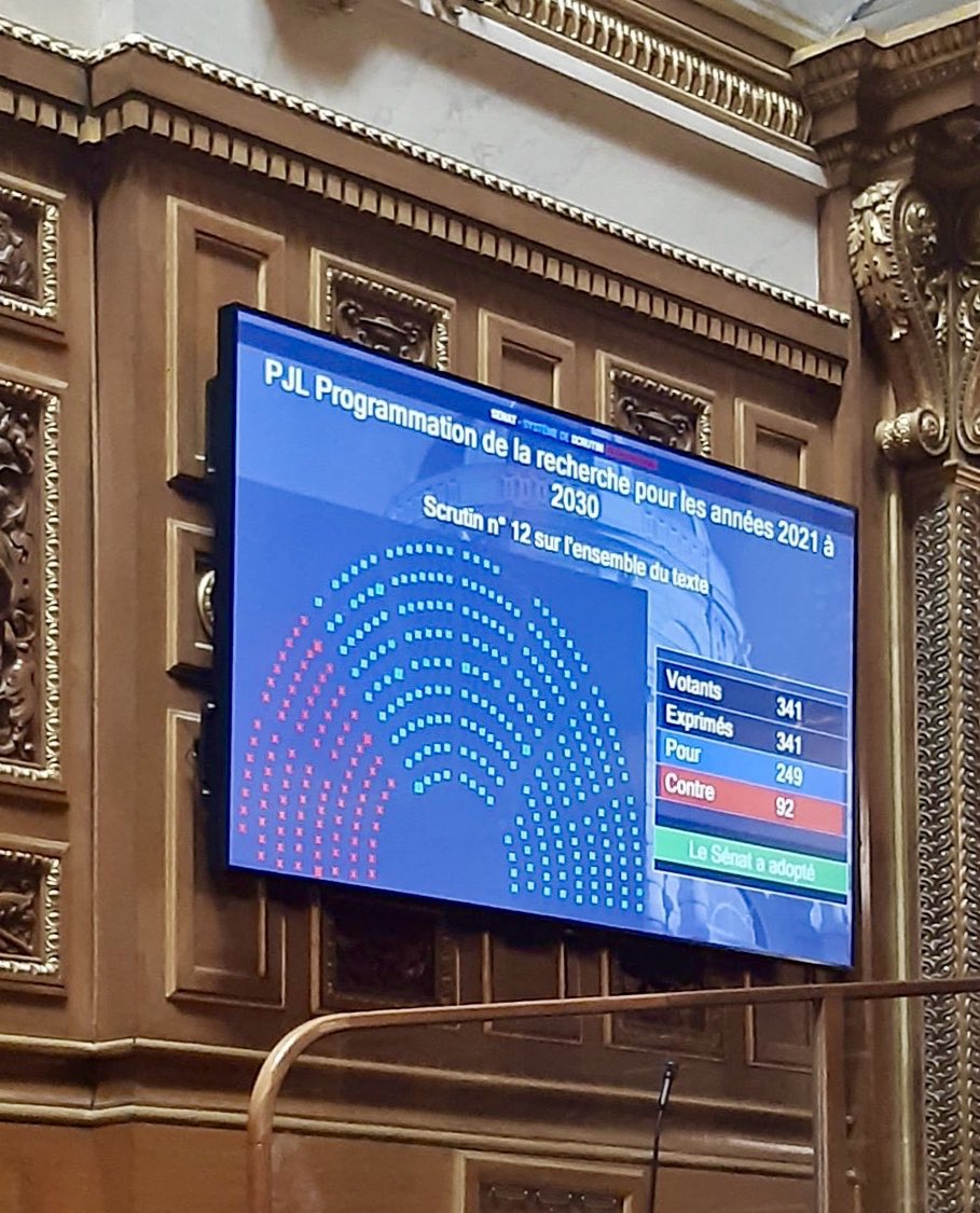 VidalFrederique's tweet photo. Fin de l'examen et adoption en 1ère lecture de la #LoiRecherche par le @Senat. Un grand merci aux Sénatrices et aux Sénateurs pour leur contribution et la richesse de nos débats. Nous avons tous le même objectif : redonner un avenir à la #recherche française. https://t.co/4nElMKVND1