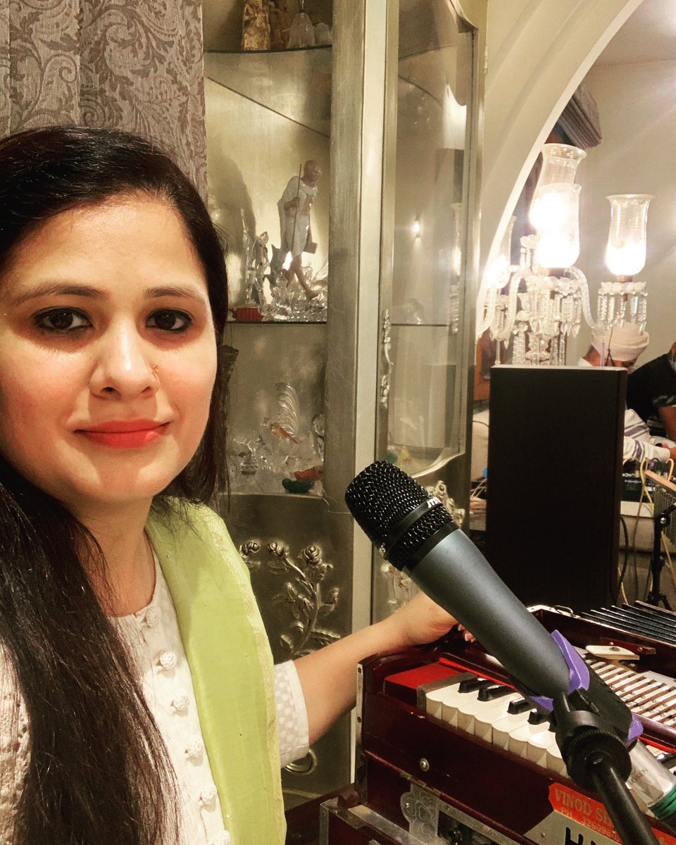vidhivocalist's tweet photo. Today at a small cozy musical evening in New Delhi! #allset #harmonium #microphone #camera #lights #action #justamoment #quickselfie #quickhello #timelapse #musicevening #smallupclose https://t.co/oQ8qTX4ToL
