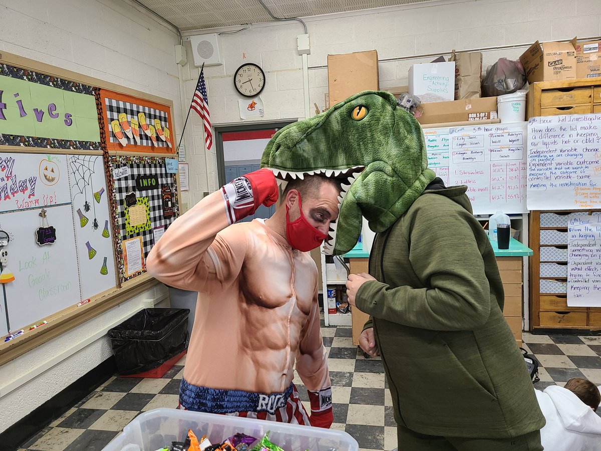 BrettMElliott1's tweet photo. #HocusPocusDay
#PrideandExcellence https://t.co/dW3fWVa9d4