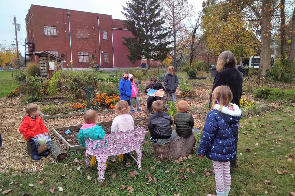 meridian_micro's tweet image. Meridian Micro School friends share a nature story with @MeridianCincy friends after a collaborative autumn object hunt.
#communitybasedlearning #multiagelearning #microschoollife