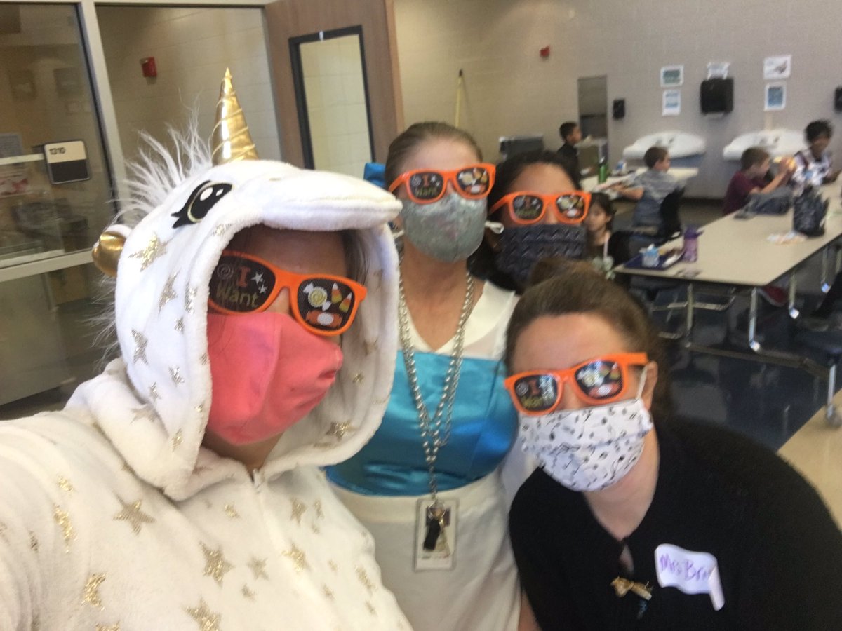 BethBarrVol's tweet photo. Who are those masked storybook characters??!! #ParksideStrong #VirtualRocks #wewantcandy @lockrocks75 @jlsarmstrong2 @martinezteach https://t.co/FsI2sDPS3g