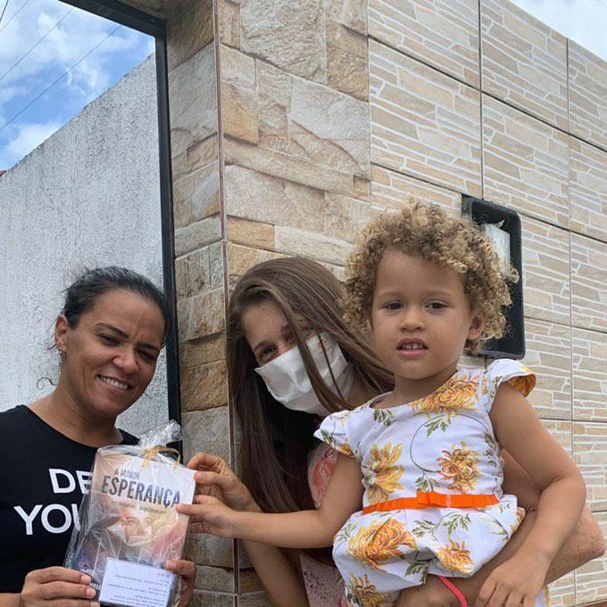 Samaraiaene's tweet photo. Nada melhor que comemorar o #dianacionaldolivro distribuindo #amaioresperança aos vizinhos.Manhã de Esperança. "A leitura engrandece a alma". Voltaire
Viva a leitura,viva novos aprendizados,viva a #esperança

#impactoesperanca @iasd @uniaonordeste @missaoalagoas @MinPessoalDSA https://t.co/7dqZ95edU5