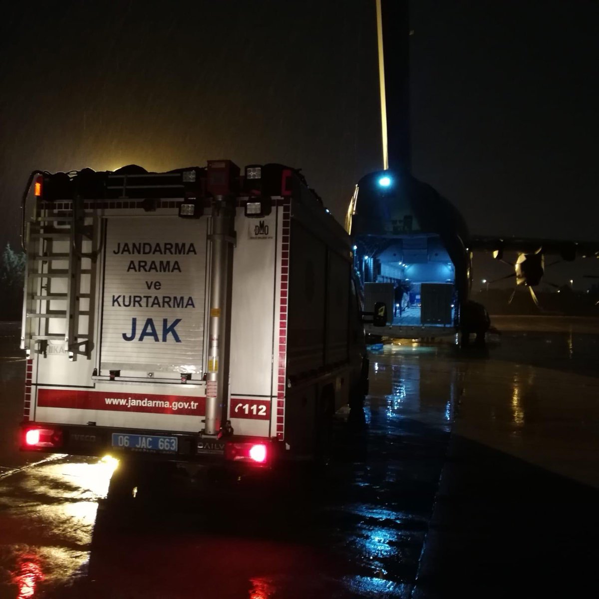 tcsavunma's tweet photo. İzmir’deki arama-kurtarma çalışmalarına katılacak olan @jandarma Arama Kurtarma (JAK) ekiplerini bölgeye ulaştırmaya devam ediyoruz. Hava Kuvvetlerimize ait ikinci uçak da arama-kurtarma ekiplerini ve beraberlerindeki malzemeleri alarak Ankara/Etimesgut’tan havalandı. https://t.co/viy0T1Mbg6