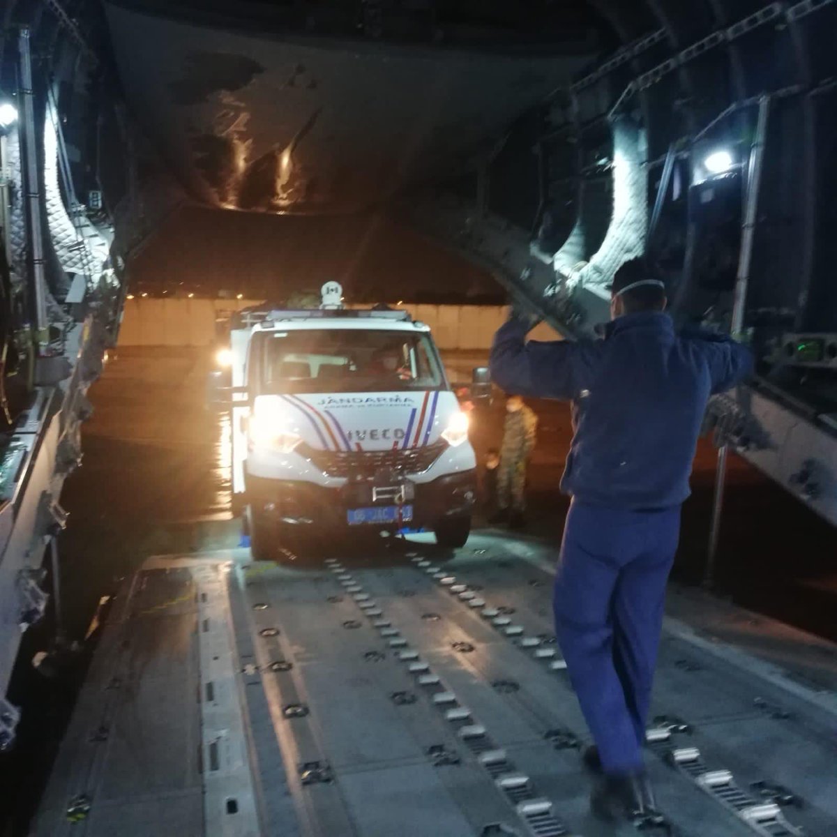 tcsavunma's tweet photo. İzmir’deki arama-kurtarma çalışmalarına katılacak olan @jandarma Arama Kurtarma (JAK) ekiplerini bölgeye ulaştırmaya devam ediyoruz. Hava Kuvvetlerimize ait ikinci uçak da arama-kurtarma ekiplerini ve beraberlerindeki malzemeleri alarak Ankara/Etimesgut’tan havalandı. https://t.co/viy0T1Mbg6