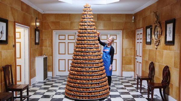 AuntBessies's tweet photo. Look at this creation 😍. 

To celebrate the launch of our 25th birthday and the launch of our new Yorkshire Puddings we created the UK's tallest Yorkshire Pudding cake! Consisting of 965 Yorkshires and standing 8ft11 this showstopper took two hours to build! https://t.co/xGFHyWi8GG