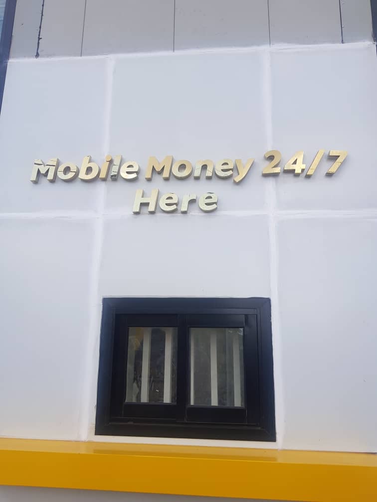 MTNCameroon's tweet photo. "At the Ekié #MTNStore, you will have access to Mobile Money transactions without interruption. Here, day and night, you can deposit, withdraw, transfer money... Yes, I say every day of the week and at any time" said @StephenBlewett, CEO of @MTNCameroon
#TogetherWeManage https://t.co/NyRTHJwuqZ