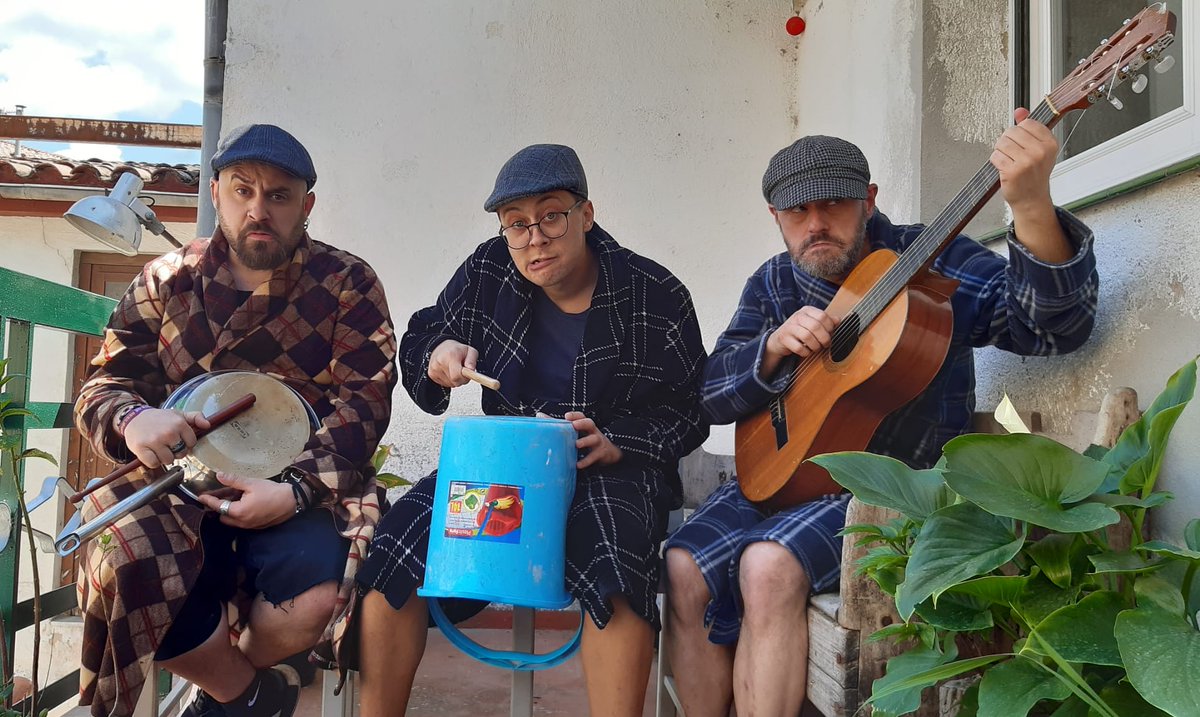 LesTresfou's tweet photo. Escalfant a la banda.

#Saberuts #StayHomas #EsterComas https://t.co/fOlSNcpJ24