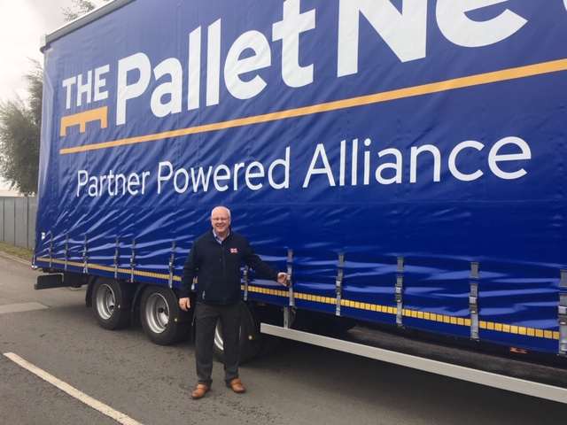 DEXLogistics's tweet image. The new General Manager, Peter, at our #Nottingham depot looks proud of punch stood in front of our new branded @OurTPN trailer... Very fresh!🚛
If you need any collections for pallets or parcels within NG get in contact! ✉abbey.elvin@dexl.co.uk! ✉