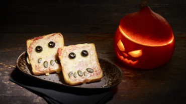 🎃The perfect Halloween dinner for your little monsters 👻 Une belle idée repas pour créer un peu de magie pour vos petits monstres! 
EN:ow.ly/crV050C02x6
FR: emmentaler.ch/fr/?rezepte=mo…