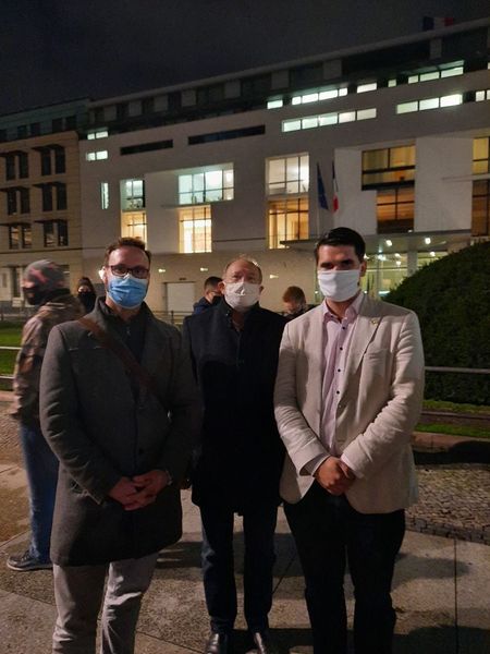 DieterNeuendorf's tweet photo. Unser Beileid und Mitgefühl gilt den Angehörigen der Opfer von Nizza. Weiße Lilien wurden an der Französischen Botschaft niedergelegt. In den letzten 5 Jahren starben in Frankreich mehr als 200 Menschen bei islamistischen Anschlägen!
https://t.co/QQufR8P5Ki https://t.co/hSjICgUGx6