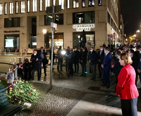 DieterNeuendorf's tweet photo. Unser Beileid und Mitgefühl gilt den Angehörigen der Opfer von Nizza. Weiße Lilien wurden an der Französischen Botschaft niedergelegt. In den letzten 5 Jahren starben in Frankreich mehr als 200 Menschen bei islamistischen Anschlägen!
https://t.co/QQufR8P5Ki https://t.co/hSjICgUGx6
