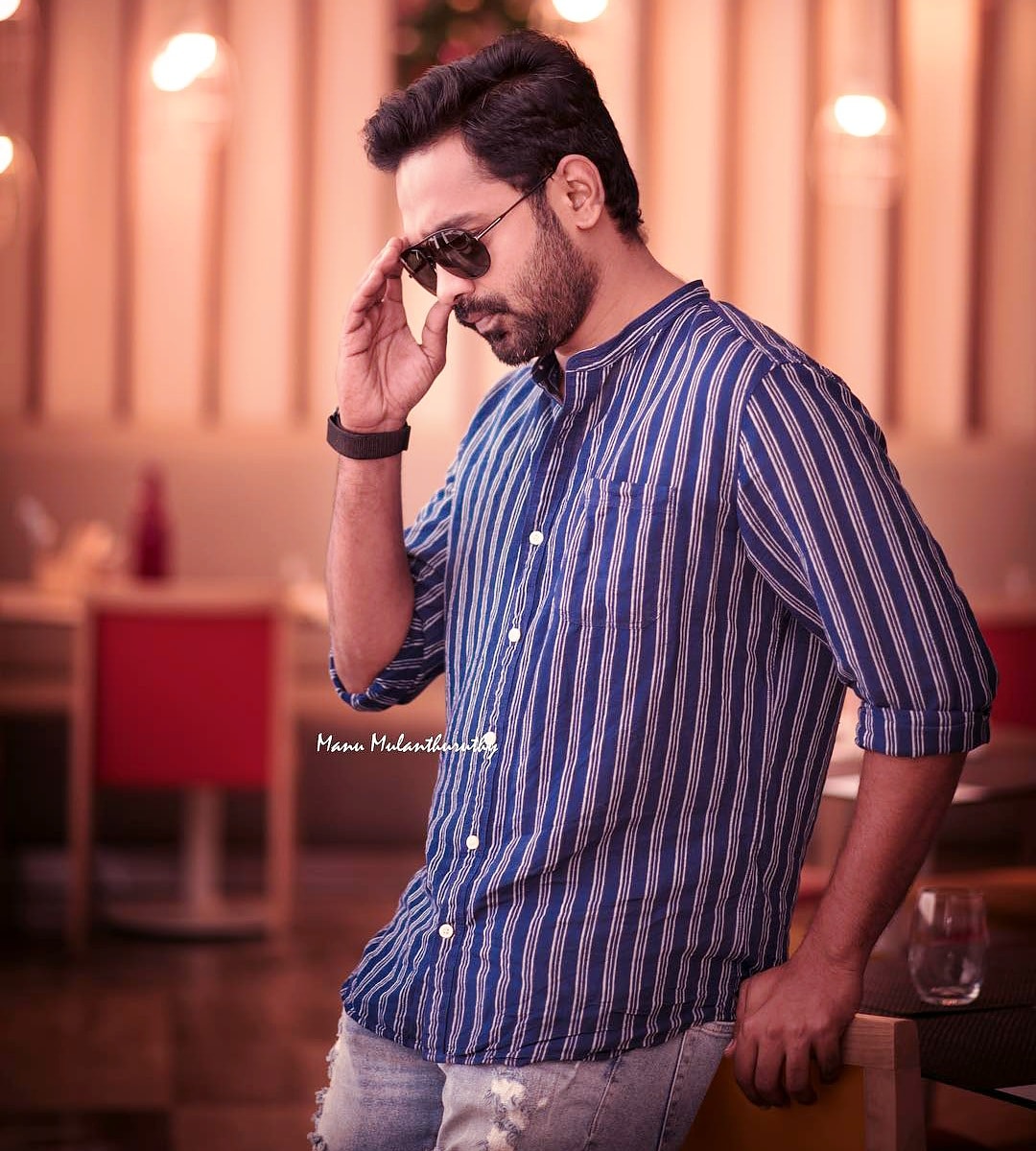 AsifAliLive1's tweet photo. Most Intersting Fact Is That AsifAli  And Vineeth Sreenivasan Are Joining For First Time For A champus Movie ! 

#AsifAli
#Kunjeldho ❤️

#AsifAliBdayFeastIn100Days https://t.co/9MMjo09QQq
