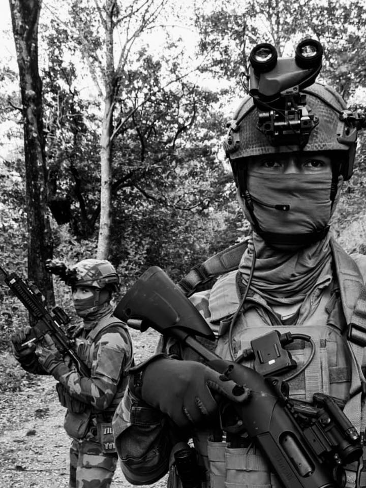 armeedeTerre's tweet photo. Votez pour la #PhotoDeLaSemaine📸
1️⃣ #PrépaOps de la compagnie d'appui de la #13DBLE
2️⃣ #PrépaOps tir mortier 120mm avec le @40RA_Officiel
3️⃣ #Aguerrissement stage commando au fort de Penthièvre pour le #2RIMa
4️⃣ #RoyalBlackHawk des fantassins du #35RI embarquent dans un Chinook https://t.co/WDvAMiZcMR