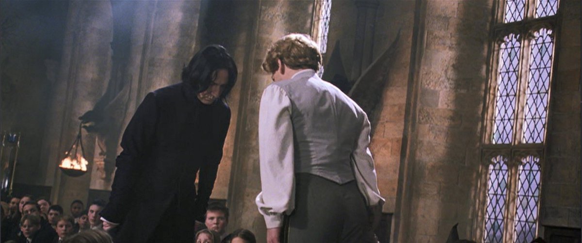 みんなでハリポタ ハリーポッターと秘密の部屋 金曜ロードshow 決闘クラブスネイプ 先生はマントを着ていない上に お手本通りの完璧な構えで呪文をかけるので格好良すぎてスリザリンに点 ロックハート先生視点からの スネイプ先生も最高