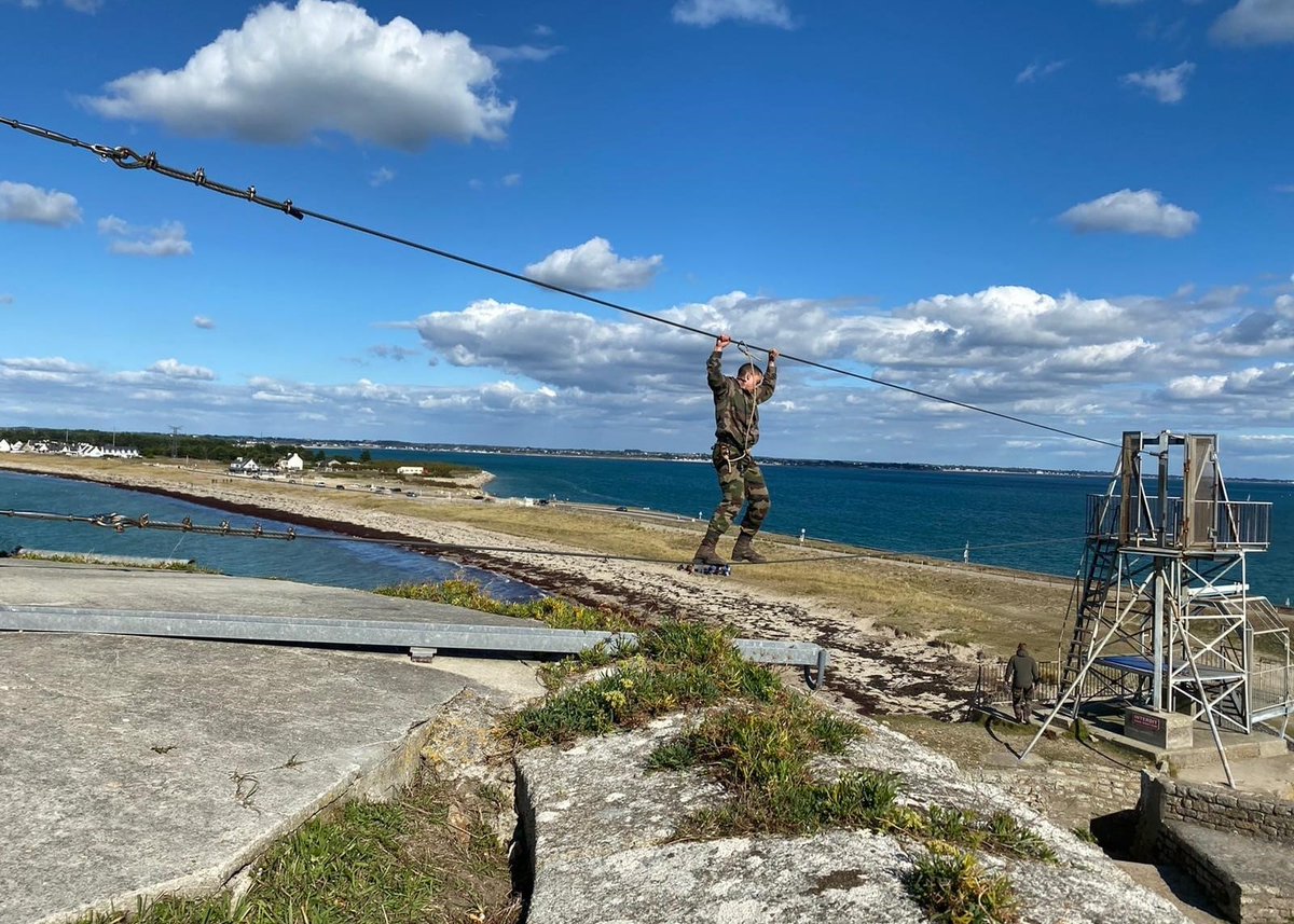 armeedeTerre's tweet photo. Votez pour la #PhotoDeLaSemaine📸
1️⃣ #PrépaOps de la compagnie d'appui de la #13DBLE
2️⃣ #PrépaOps tir mortier 120mm avec le @40RA_Officiel
3️⃣ #Aguerrissement stage commando au fort de Penthièvre pour le #2RIMa
4️⃣ #RoyalBlackHawk des fantassins du #35RI embarquent dans un Chinook https://t.co/WDvAMiZcMR