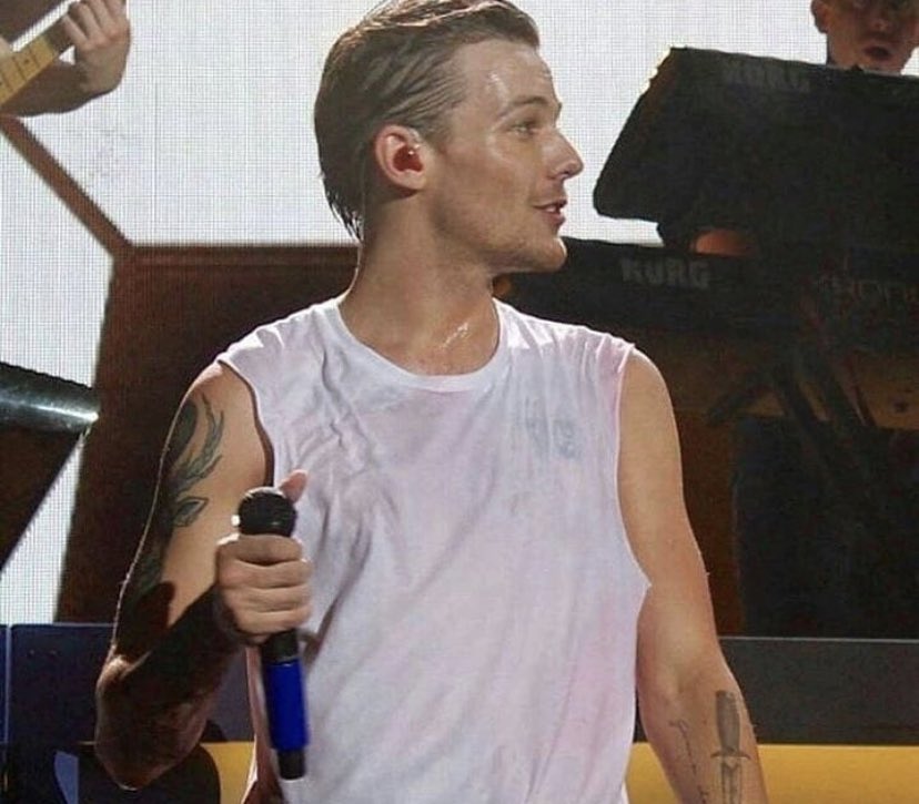 louis tomlinson with wet hair; a thread