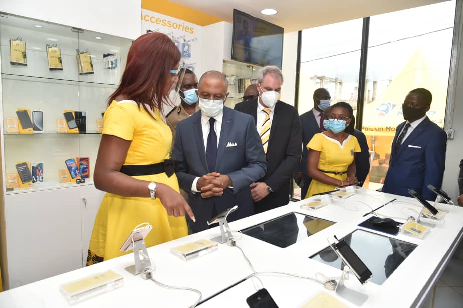 MTNCameroon's tweet photo. Our distribution network and our team of motivated professionals ensure the satisfaction of more than 10 million people, who beyond the numbers, are part of the MTN family; the largest community in Cameroon.
#MTNStore #TogetherWeManage https://t.co/hVvRUVD7pj