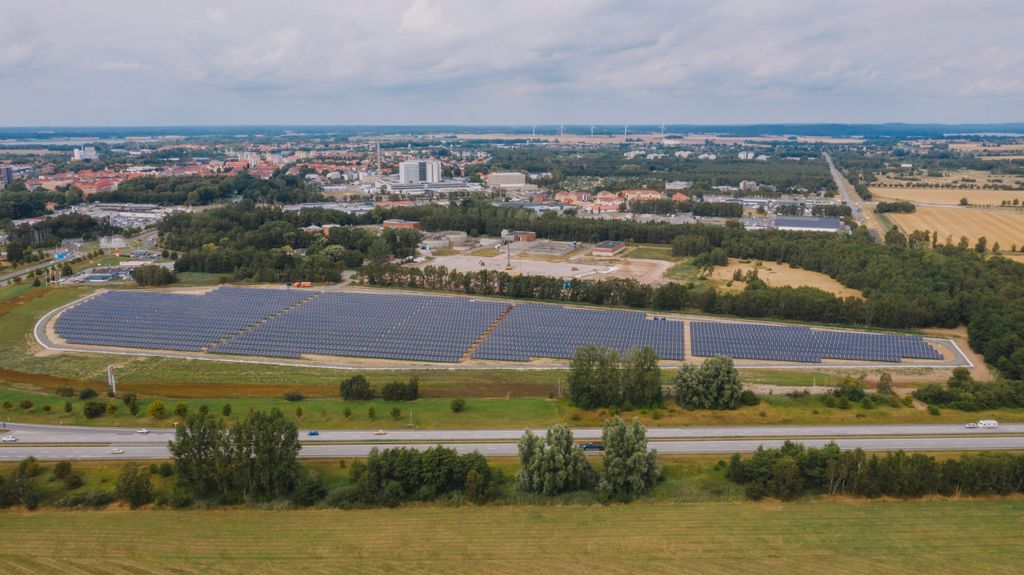 ceciliaedling's tweet photo. Lägsta punkten i Kristianstad?!😲 
Ja, där bygger vi, Solkompaniet, tillsammans med C4 Energi och Kristiandstads Kommun en #solelpark 
#Samarbete när det är som bäst. #Tillsammans gör vi skillnad för en bättre värld. 🌎🌞🙏💚
#teamworkisdreamwork #sdg7 #sdg11 #sdg17 https://t.co/07aFNllA5G