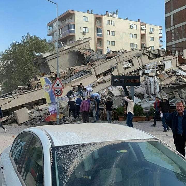 Niqaramir's tweet photo. #Izmir depremi. Depremzede kardeslerimizin, arama kurtarma ekiplerinin allah yardımcısı olsun🙏🏻Can kaybımız olmasın #izmir #Turkey #BirMilletİkiDevlet https://t.co/YhVxfBwzXj