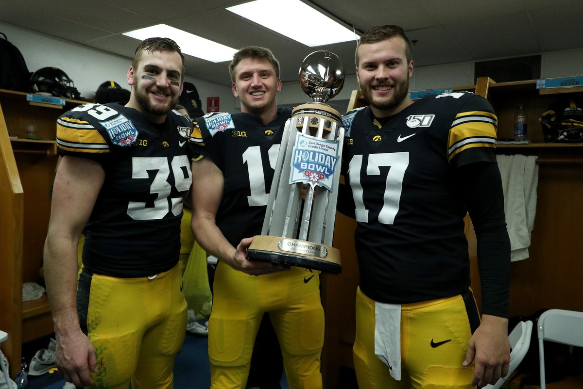 LegacyHawks's tweet photo. HBD Ryan Schmidt! We hope you have a great day and Go Hawks! | #LegacyHawk https://t.co/oquhTAAGZl
