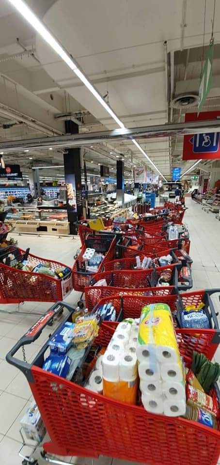 abdeltraka's tweet photo. Photo d’un Auchan prise hier. 83 caddies abandonnés hier soir parce que l’attente était trop longue aux caisses. Du coup, le frais a dû être jeté. Sommes-nous la pire espèce sur terre ? Oui sans aucun doute #commerces #ConfinementActe2 😡😡😡😡 https://t.co/Y4no6X9g6o