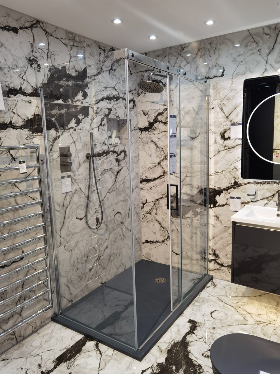 LakesForLife's tweet photo. Tilebase adds Lakes #premium Aruba Slider & Side Panel in their showroom at Park Royal, London. This stunning display includes #LakesDefinitions matching handle & profile caps in black & #LakesStone tray for that #allround contemporary look. More here: https://t.co/uhhZNGIa3e https://t.co/fqozbzUT01