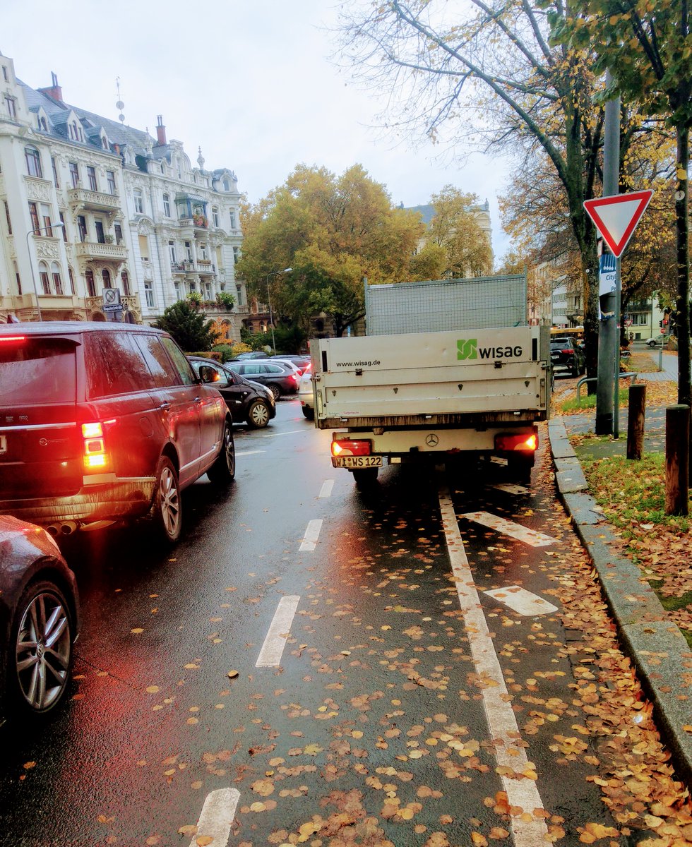 heimann_zerner's tweet photo. So sehen #RunterVomRadweg.e & 80cm #Schutzstreifen in @Stadt_Wiesbaden #Gutenbergschule jeden Tag aus. Der Stau neben den #Autoidioten sind #Elterntaxis, weil sich hier selbst weiterführende Schüler nur selten aufs #Fahrrad trauen🙄
#Verkehrswende? #Autokorrektur? #Fahrradalltag! https://t.co/ZcnF3WYWYy