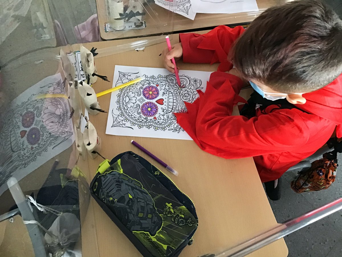 ColegioAquila10's tweet photo. Respetando todas las medidas de seguridad, otro curso más pasándolo de muerte en nuestra habitual celebración de #halloween 👻🎃

#colegioaquila #parlaeste #colegiobilingüe #estevirusloparamosunidos https://t.co/s14o589lA7