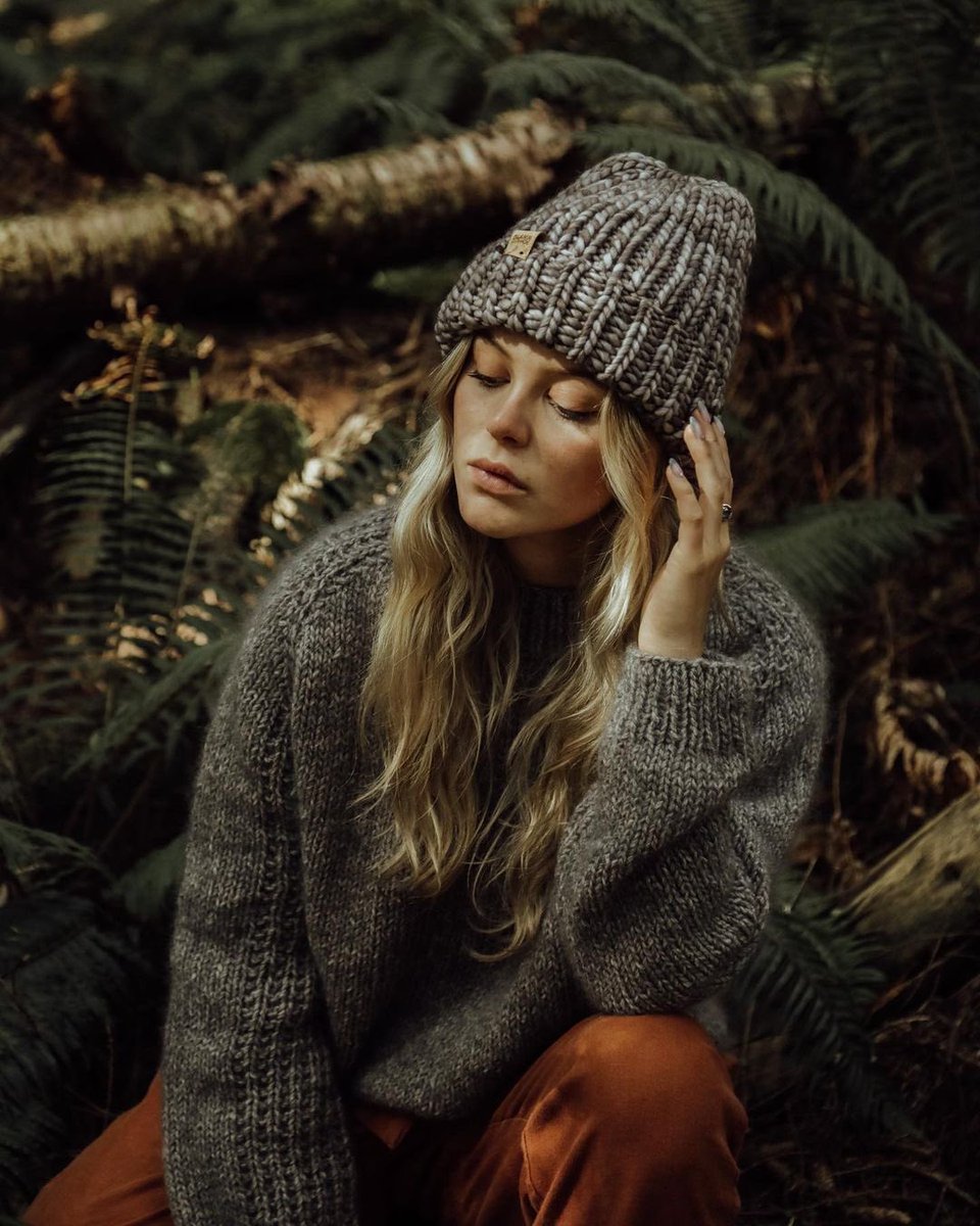 OurMakerLife's tweet photo. A cozy hat for warm memories and a cozy sweater for hugging self   (o^-^o)
.
Photo: @grace_design 
Pattern(s): @olannhandmade 
Model: @graceenicholas 
Profile: https://t.co/7mCjtJaalT https://t.co/GZP3dlV891