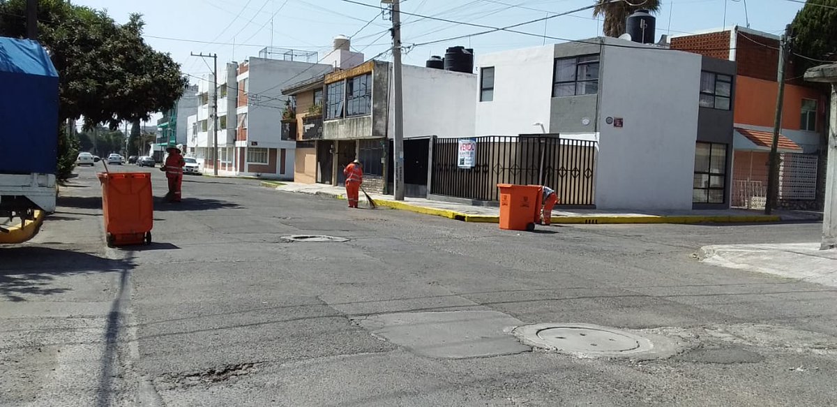 CMaestroFederal's tweet photo. Por ahora el personal de @LimpiaPuebla realizó solo barrido en guarniciones, se informa que el coordinador Osvaldo López se negó a concluir el chapeo y limpieza de guarniciones de las demás calles de la Colonia Maestro Federal, esperamos pronta solución! https://t.co/cnh09imiiV