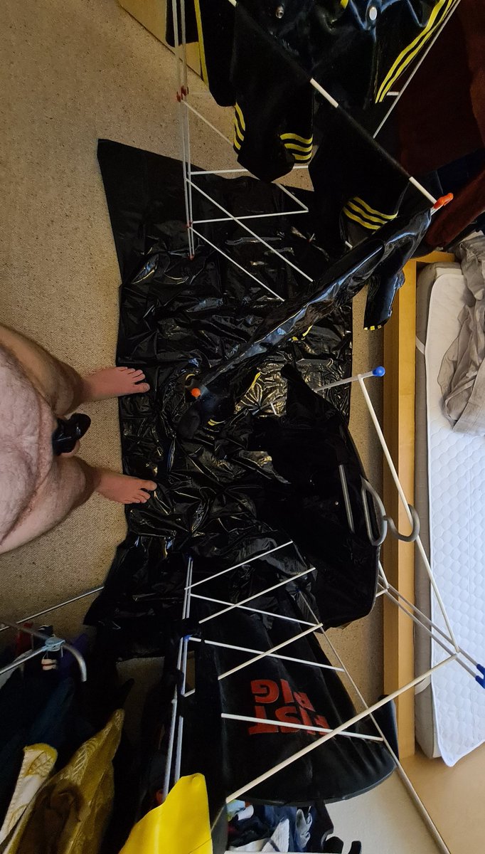 Mancsite's tweet photo. From washing pots to washing rubber. #teamlocked #malechastity #gaychastity #locktober #locktober2020 #rubberpig https://t.co/JZB9dvkMCM