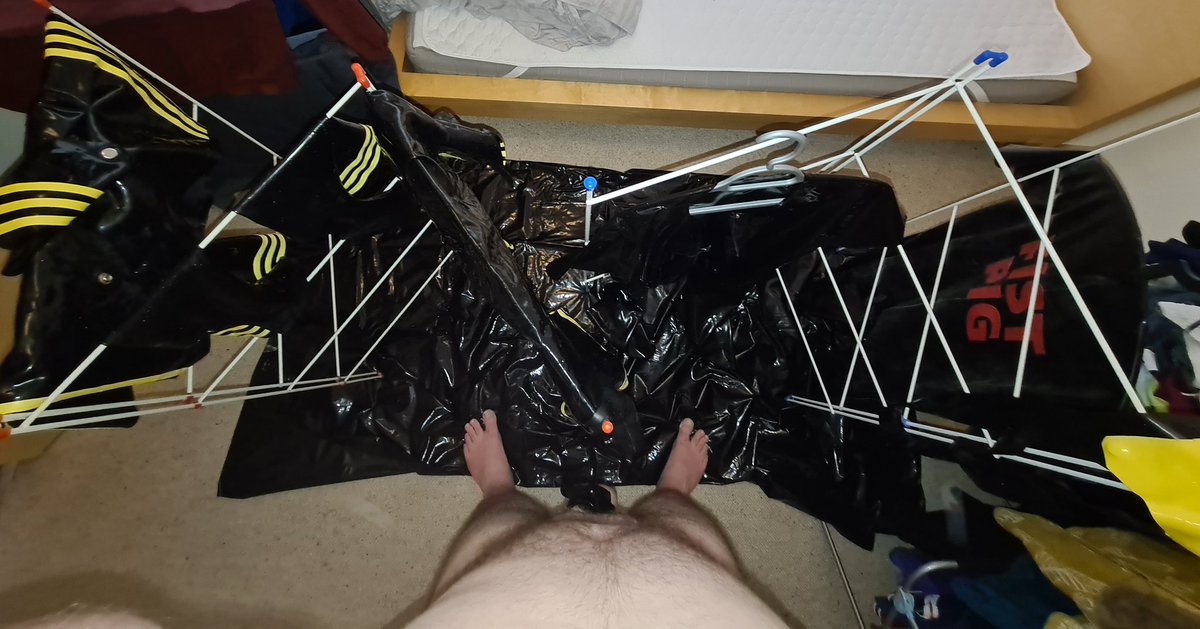 Mancsite's tweet photo. From washing pots to washing rubber. #teamlocked #malechastity #gaychastity #locktober #locktober2020 #rubberpig https://t.co/JZB9dvkMCM