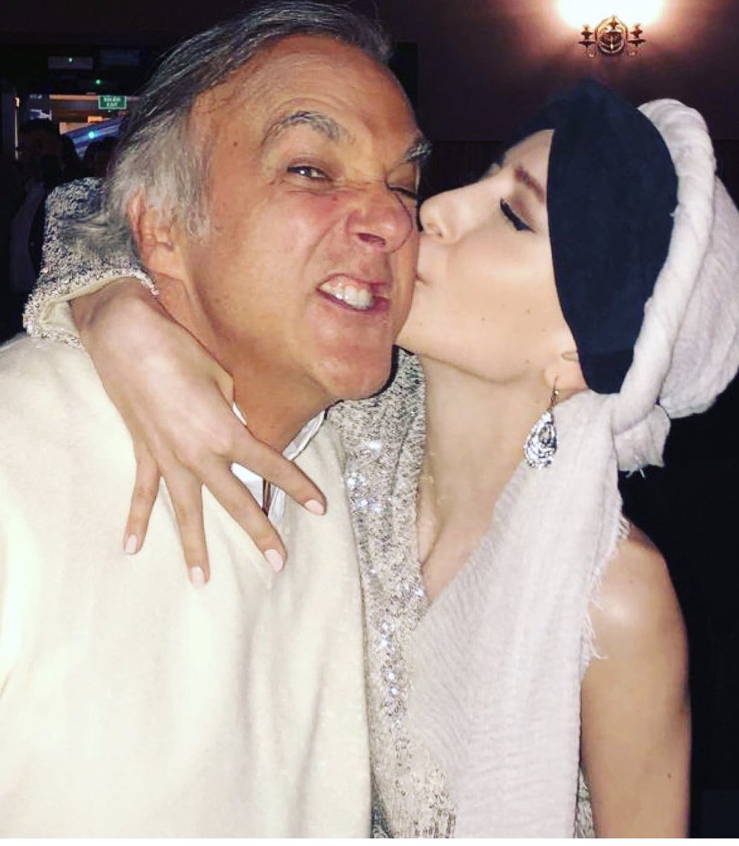 PacoArango's tweet photo. Que nadie dude JAMÁS que María sí ganó la batalla. No está en juego ni la vida ni la muerte, en juego solo está el amor. Mi ilusión era ver un ángel, y “El Míster” me permitió “verla” y ser su gran amigo. I love you María #SiempreFuertes ❤️ #stopcancer https://t.co/VlJue6No9e