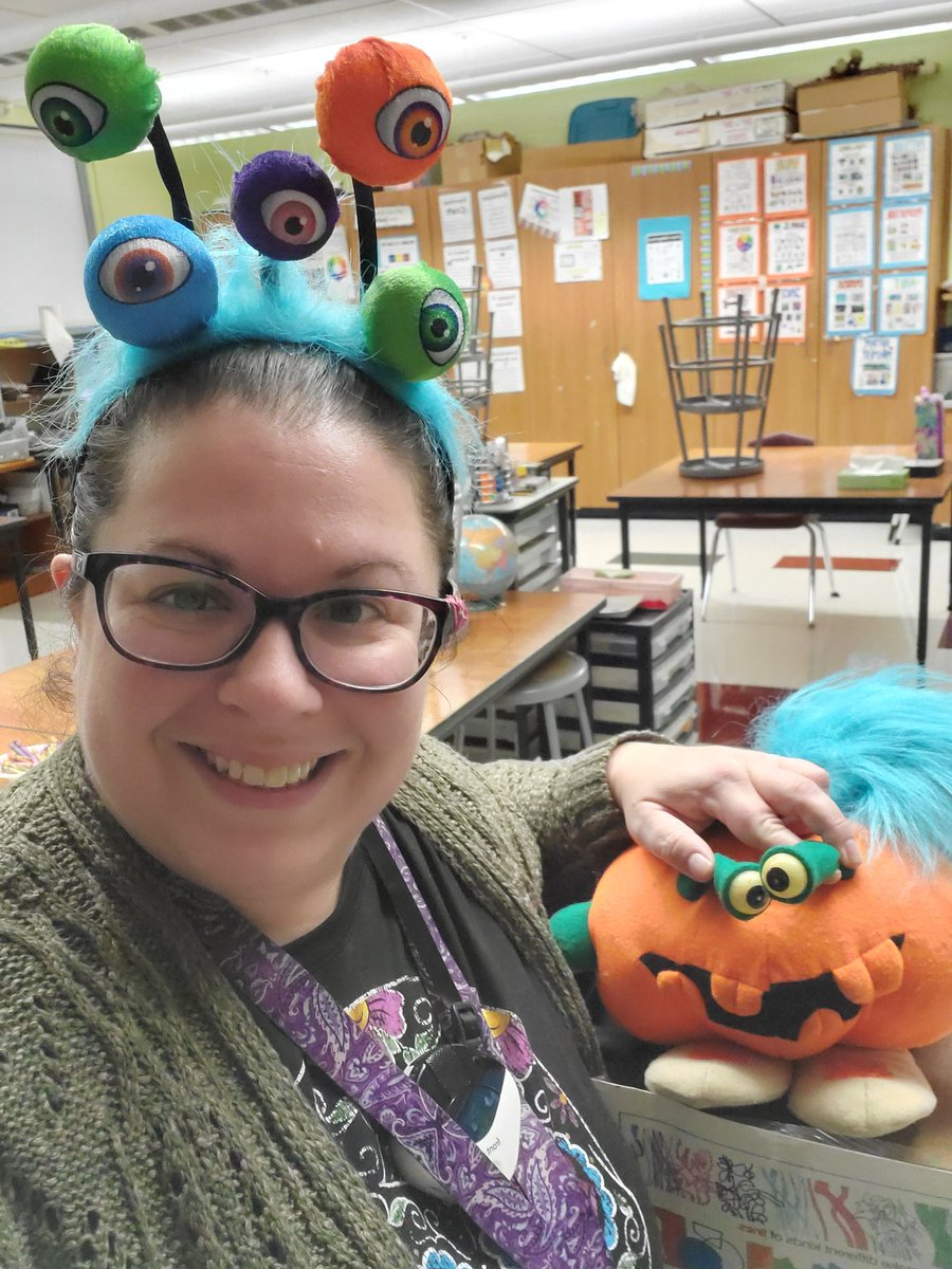 ArtsyMxV's tweet photo. Bringing my "google eyes" to art class today #HappyHalloween ! #wearechesternj #braggschool https://t.co/MPba2v6WRK