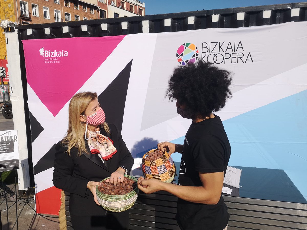txesalaespada's tweet photo. #Cooperación #Africa #cacao #ODS #BizkaiaKoopera
Esta mañana hemos presentado una iniciativa para mejorar el cultivo de cacao en Camerún.
@gbelinga #lifekontainer @NatxoRodriguez https://t.co/s2DWOawdoA