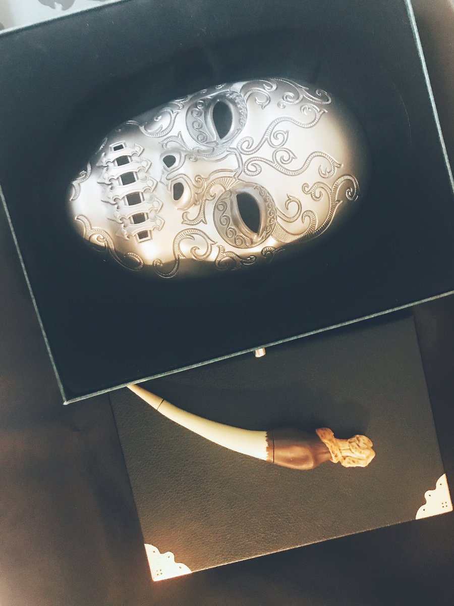 去年デスイーターの仮面とトムリドルの日記とバジリスクの牙型ペンがセットになったグッズを買ったんですけど 日記の1ページ目にハリーとトムリドルのやりとりが 書かれててめちゃくちゃエモいのでハリポタ好きな方にオススメです みんなでハリポタ スリザリン