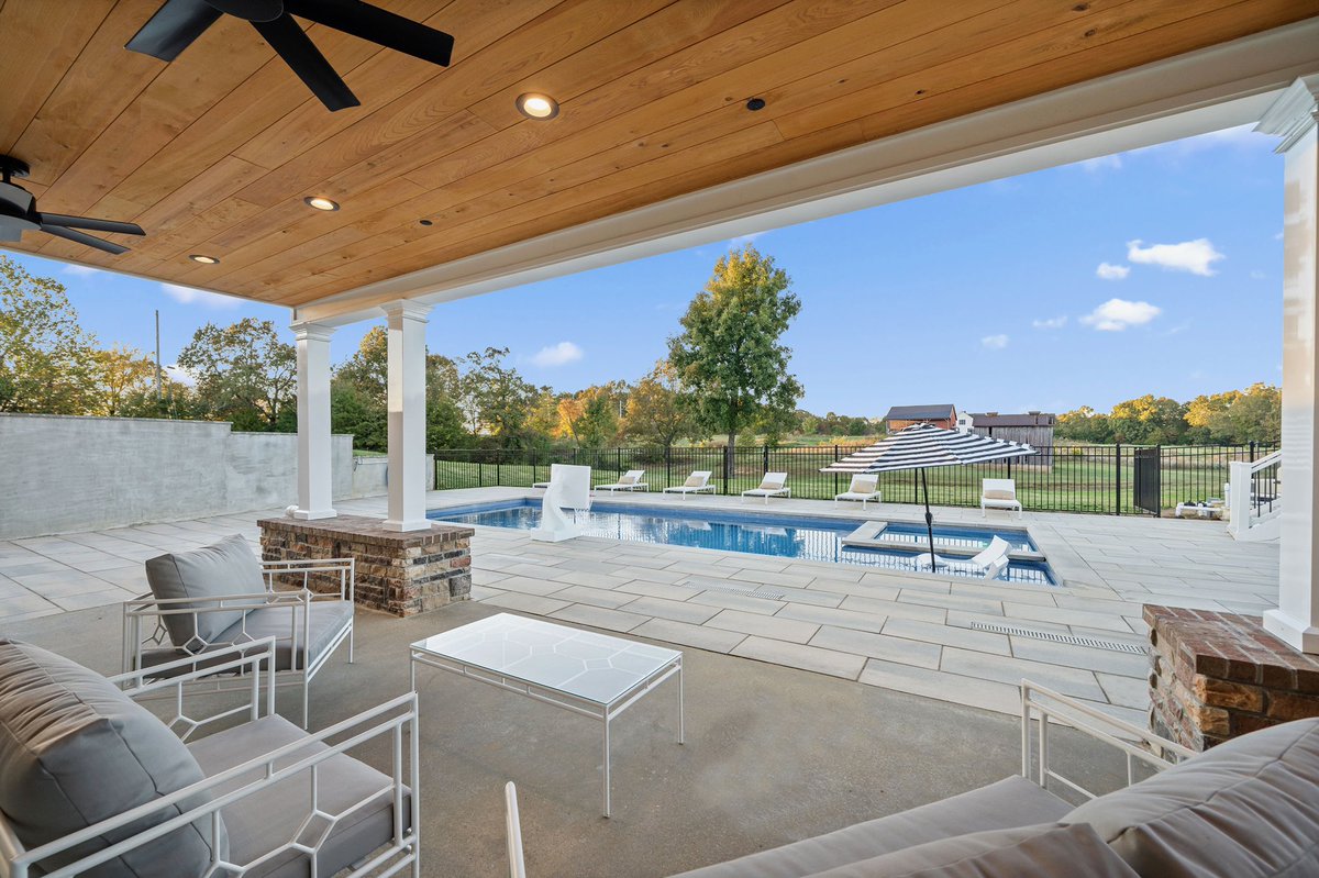 TechoNerren's tweet photo. #TechoPro @dandrhardscapes showing off some stunning photos of this oasis of a backyard here in Kentucky!. 🤩
Very smooth combo using @techobloc #BluGrande and our #Raffinato caps for the coping. Phenomenal work guys! 👏🏻👏🏻👏🏻 https://t.co/bAL4b5adIL