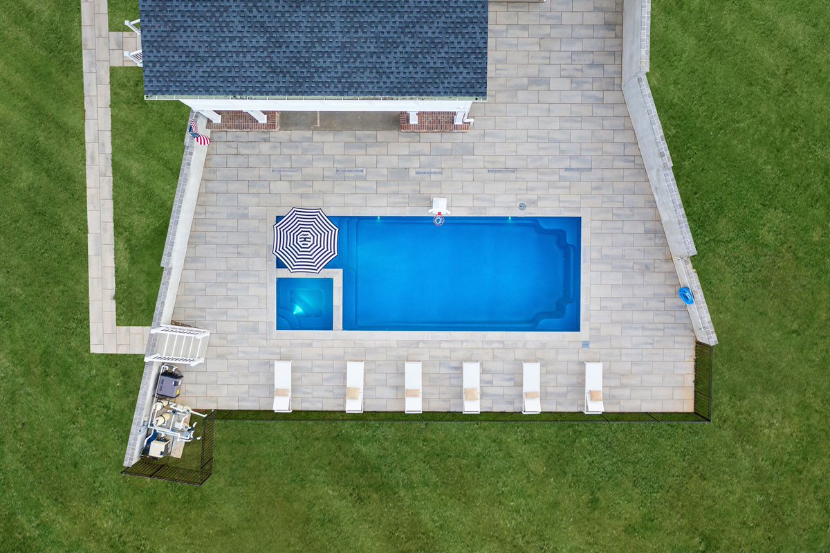 TechoNerren's tweet photo. #TechoPro @dandrhardscapes showing off some stunning photos of this oasis of a backyard here in Kentucky!. 🤩
Very smooth combo using @techobloc #BluGrande and our #Raffinato caps for the coping. Phenomenal work guys! 👏🏻👏🏻👏🏻 https://t.co/bAL4b5adIL