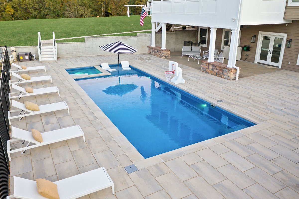 TechoNerren's tweet photo. #TechoPro @dandrhardscapes showing off some stunning photos of this oasis of a backyard here in Kentucky!. 🤩
Very smooth combo using @techobloc #BluGrande and our #Raffinato caps for the coping. Phenomenal work guys! 👏🏻👏🏻👏🏻 https://t.co/bAL4b5adIL