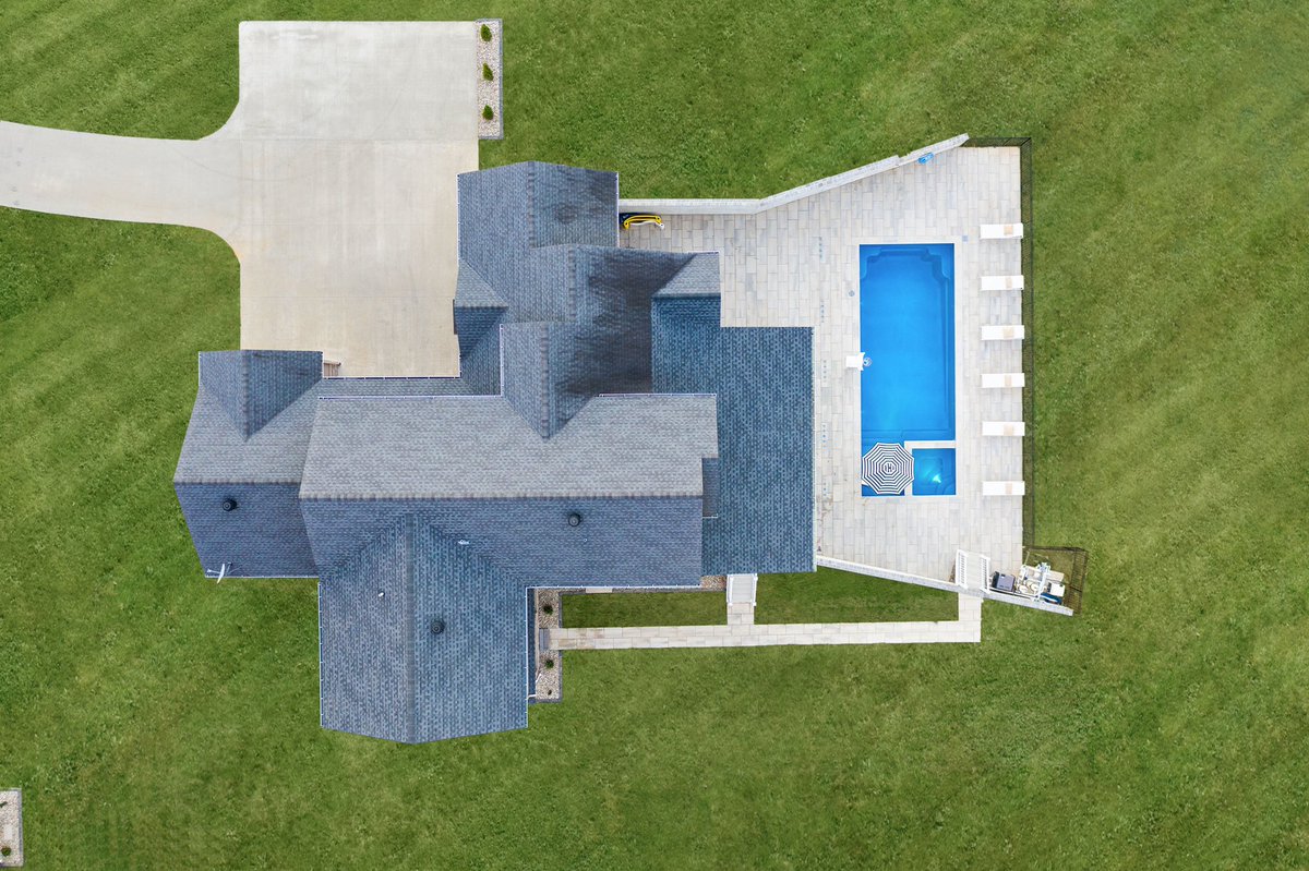 TechoNerren's tweet photo. #TechoPro @dandrhardscapes showing off some stunning photos of this oasis of a backyard here in Kentucky!. 🤩
Very smooth combo using @techobloc #BluGrande and our #Raffinato caps for the coping. Phenomenal work guys! 👏🏻👏🏻👏🏻 https://t.co/bAL4b5adIL