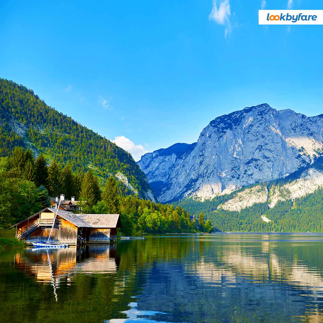 lookbyfare's tweet photo. Located at the foot of Loser Mountain, #LakeAltaussee is one of the most beautiful lakes at Salzkammergut, in Austria. The lake water has a dark blue hue and therefore, it is also known as the "dark blue inkpot". https://t.co/sCX4rXHA4v
