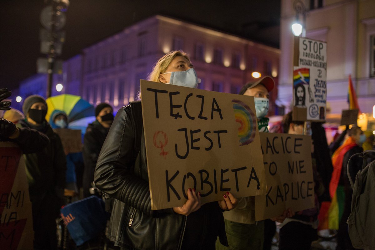 NewsweekPolska's tweet photo. Tęczowy piątek. Nigdy nie będziesz szła sama https://t.co/P2BK7b444Y https://t.co/XK0BWaNBJR