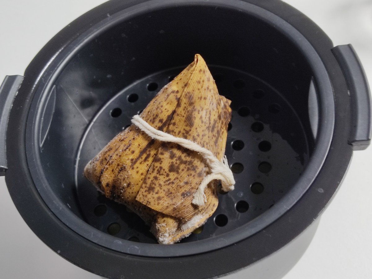 いんげん 仕事で帰りが遅くなっった夜は ホットクックを使って業務スーパーの冷凍ロールキャベツと冷凍ミニハンバーグを 業務スーパーのデミグラスソースで煮込み さらに上段の蒸しトレイで業務スーパーの冷凍中華ちまきを加熱する 業務スーパー