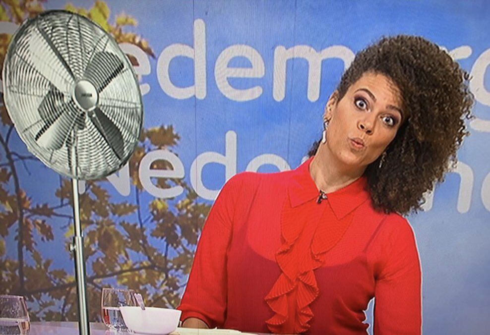 Voor alle haters, praters en andere reaguurders hier: er stond vanmorgen inderdaad een reusachtige föhn in de studio 😉