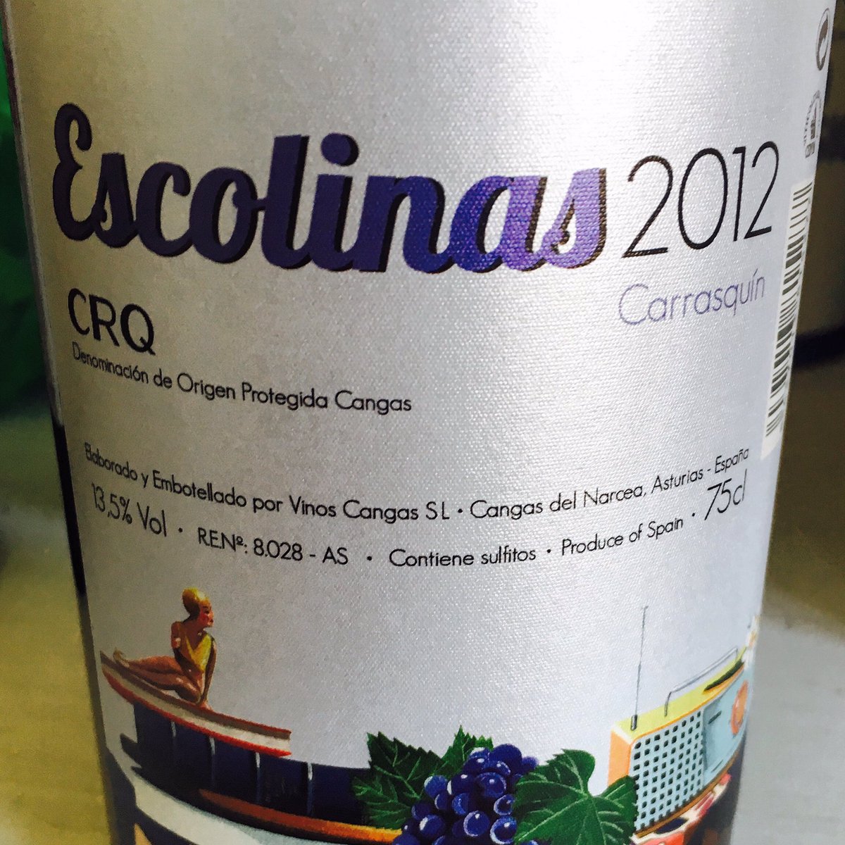 Que rico este Escolinas 2012, variedad carrasquín. Comprado en <a href="/CoallaGourmet/">Coalla</a> hace unos años por recomendación de <a href="/sibaritastur/">Sibaritastur (Jorge)</a> Nariz de fresas maduras y pimienta.