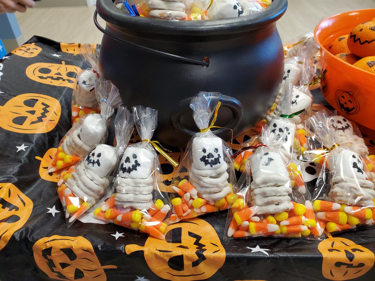 TxTeamRehab's tweet photo. Our team at Somerby Sandy Springs is getting into the Halloween spirit with their Halloween cart for residents!
#txteam #halloween2020 #healthcareheroes https://t.co/ktJPLVimC8