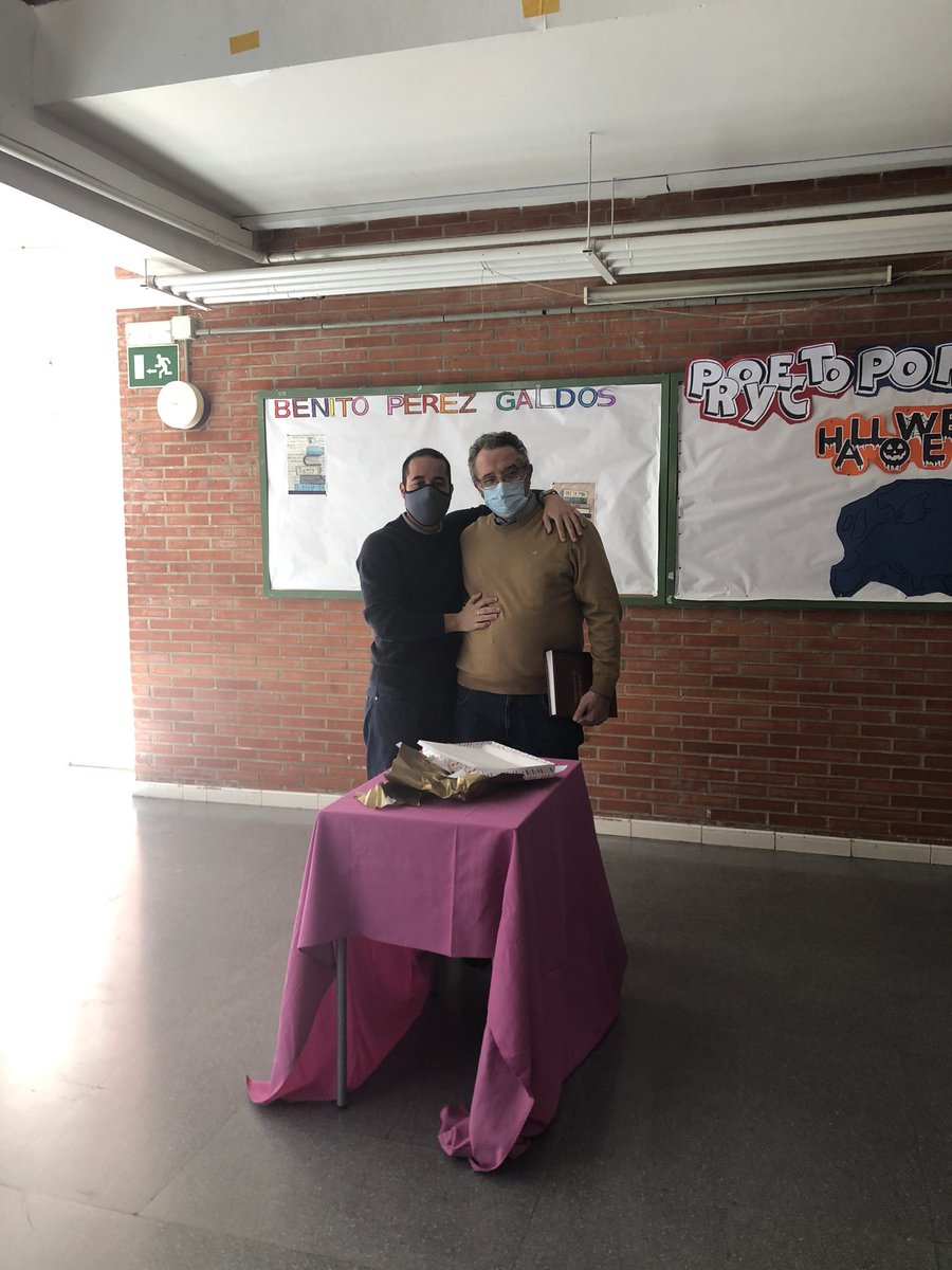 No tengo palabras. Un héroe anónimo porque no demasiadas personas saben realmente lo que Extremadura, y la Formación Profesional, le deben. El cariño y eterno agradecimiento de tantísimos alumn@s a los que alumbró su vida son, sin duda, su mejor reconocimiento. GRACIAS.