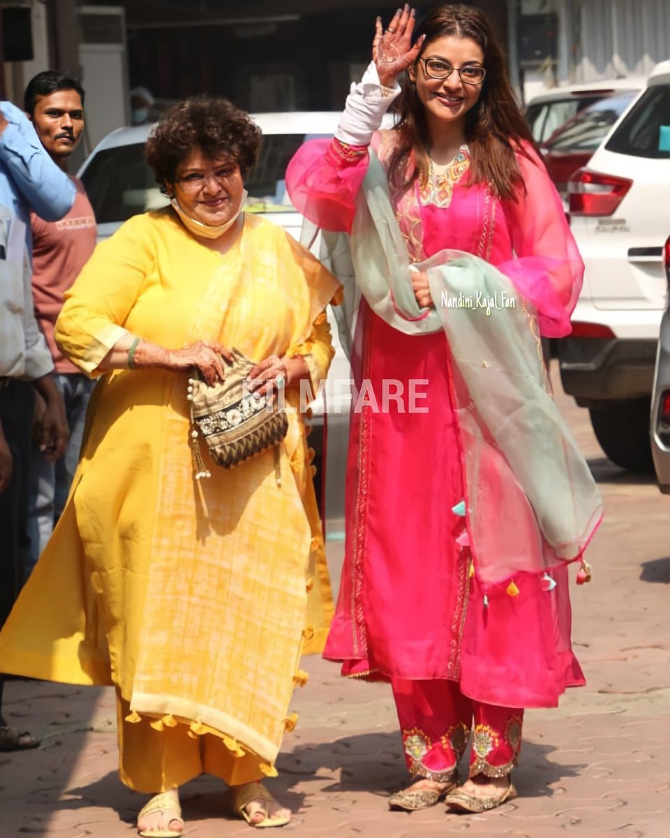 Nandinikajalfan's tweet photo. Asal media vallu pilichi nappudu venakki vachare😌
#beautifulinandout
Adhi maa kajupapa antey😎
Madam sir madam anthey🥰
#KajGautKitched
#KajalAggarwal @MsKajalAggarwal https://t.co/v6bpSCTv3y