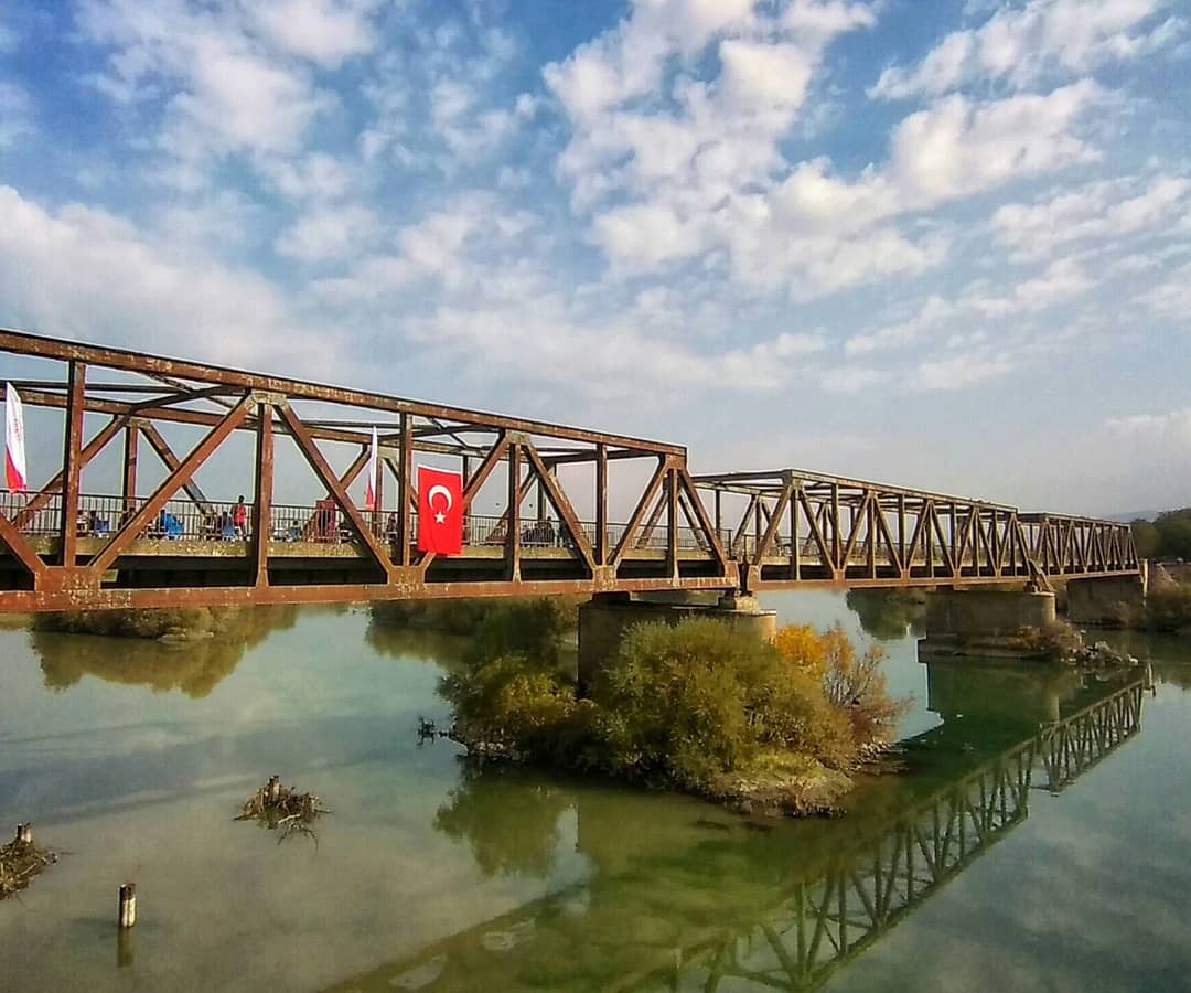 GSB_GencGM's tweet photo. 29 Ekim Cumhuriyet Bayramı Kapsamında Tarihi Genç Köprüsünde Satranç etkinliği düzenlenerek, dereceye giren yarışmacılara ödülleri takdim edildi.
#GeçmiştenGeleceğeHamle
#Turkishchess https://t.co/19ygKujc7M